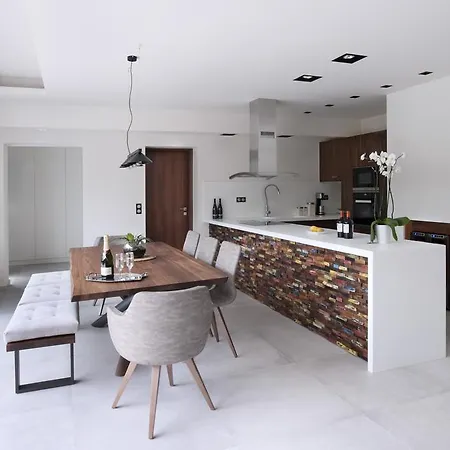 Mando Luxury Koropi