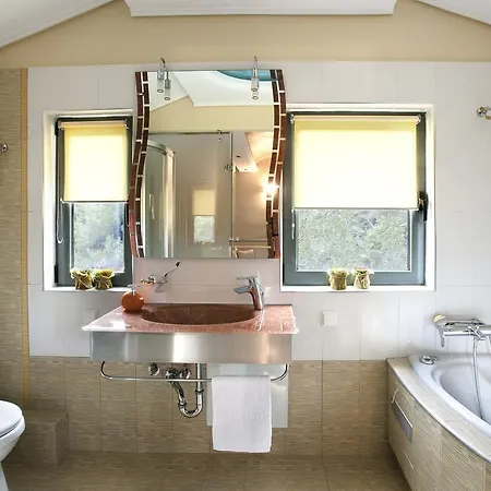 Mando Luxury Koropi